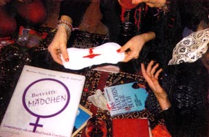 mädchen experimentieren mit monatsbinde